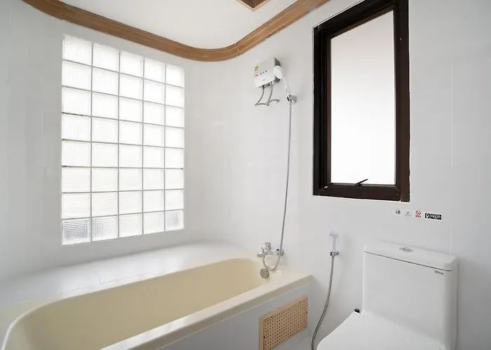 Elegant King Br Bathtub, Bts Bkk Btb8 Bangkok