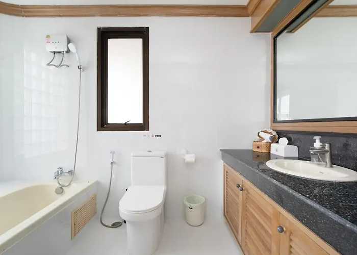 Elegant King Br Bathtub, Bts Bkk Btb8 Apartment